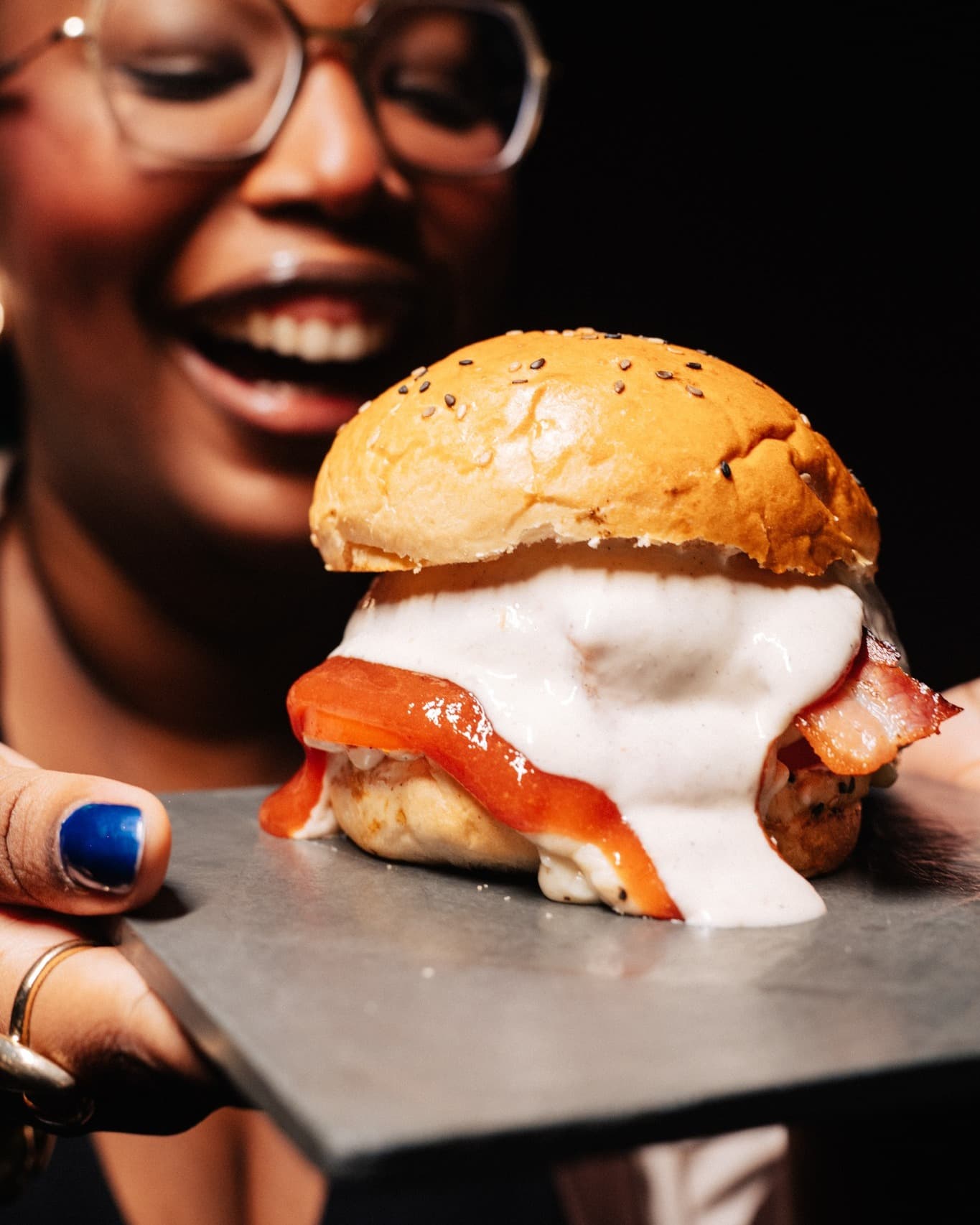 Burger da casa com bacon e molho da casa
